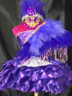 ชุดดรัมเมเยอร์สีม่วงเด็กราคานี้มี ชุด หมวก สร้อย ต่างหู รอบอกตั้งแต่20-30นิ้ว เอวไม่เกิน28นิ้ว สูงไม่เกิน140เซนติเมตร