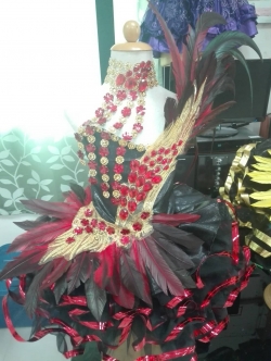 ชุดดรัมเมเยอร์ขนนกสีแดงสลับดำทอง รอบอกตั้งแต่20-27นิ้ว