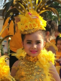 หมวกขนนกสีเหลืองเด็กดรัมเมเยอร์