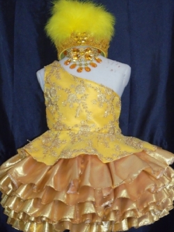 ชุดดรัมเมเยอร์สีเหลือง ราคานี้ มี ชุด หมวก สร้อย ต่างหู รอบอกตั้งแต่20-30นิ้ว เอวไม่เกิน28นิ้ว สูงไ่เกิน140เซนติเมตร