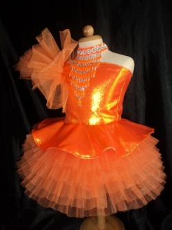 ชุดดรัมเมเยอร์เด็กอนุบาลและประถม ราคานี้ มีชุด แถม หมวก เมื่อซื้อ 12 ชุด ขึ้นไป ได้หมวก12ใบ รอบอกตั้งแต่20-30นิ้ว สูงไม่เกิน 140เซนติเมตร