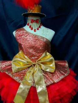 ชุดดรัมเมเยอร์สีแดง ราคานี้ มีชุด หมวก สร้อย ต่างหู รอบอกตั้งแต่20-30นิ้ว สูงไม่เกิน 130 เซนติเมตร