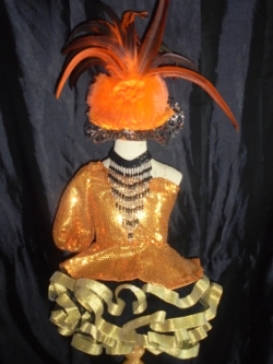 ชุดดรัมเมเยอร์สีส้ม ราคานี้มี ชุด หมวก สร้อย ต่างหู รอบอกตั้งแต่20-30นิ้ว เอวไม่เกิน28นิ้ว สูงไม่เกิน140เซนติเมตร