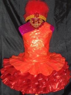 ชุดดรัมเมเยอร์สีแดง ราคานี้ มีชุด หมวก สร้อย ต่างหู รอบอกตั้งแต่20-30นิ้ว สูงไม่เกิน130เซนติเมตร