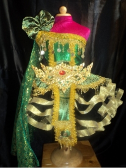 ชุดดรัมเมเยอร์เด็กอนุบาลและประถมผ้าไหมไทยเกษตรสีเขียวมรกต(ราคานี้ไม่รวมหัวเข็มขัด)