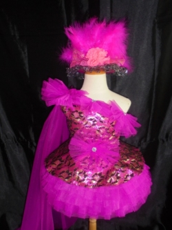 ชุดดรัมเมเยอร์สีชมพู ราคานี้ มีชุด หมวก สร้อย ต่างหู รอบอกตั้งแต่20-30นิ้ว สูง ไม่เกิน130เซนติเมตร