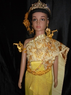 ชุดไทยเด็กอนุบาลสีเหลืองงาช้างรอบอกไม่เกิน24นิ้ว เอวไม่เกิน24นิ้ว สูงไม่เกิน130เซนติเมตรราคานี้ไม่รวมเครื่องประดับ