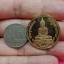 พระพุทธโสธร รุ่นจตุพร ปี2538 ผลิตโดยโรยัลออสเตรเลียมินท์ ประเทศออสเตรเลีย เป็นเหรียญสองหน้า พิมพ์ใหญ่ ขนาดเส้นผ่าศุนย์กลาง 2.8 ซม เนื้อทองเหลืองนอกขัดเงา รหัสST0116