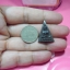 พระนางพญางิ้วดำ แกะจากไม้พญางิ้วดำ เนื้อไม้ดำสนิท แห้งแกร่งเก่าตามอายุ พญาไม้งิ้วดำถือว่าเป็นของศักดิ์สิทธิ์ มีฤทธิ์ในตัวเอง เพราะมีเทวาอารักษ์สิงสถิตย์เพื่อบำเพ็ญบารมี มีความเชื่อแต่โบราณมาว่า..วัตถุมงคลที่แกะจากไม้งิ้วดำ..ก็ศักดิ์สิทธิ์มีอานุภาพในตัวเอง