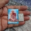 พระสมเด็จ พิมพ์เล็กคะแนน หลวงพ่อแพ วัดพิกุลทอง อ.ท่าช้าง จ.สิงห์บุรี รุ่นแพ 2 พัน สร้างปี 2539 เนื้อผงพุทธคุณ มาพร้อมรูปหลวงพ่อแพเดิมจากวัด สภาพสวยมาก หายาก